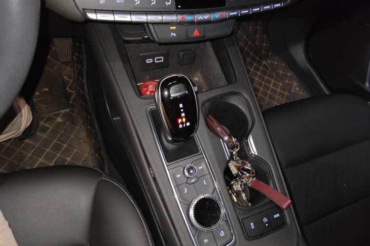 Used Cadillac XT4 2020 Revised Version 28T Two-Wheel Drive Tech Edition Gear Lever