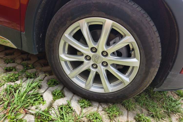 Used Cadillac XT4 2020 Revised Version 28T Two-Wheel Drive Tech Edition Right Front Wheel Hub
