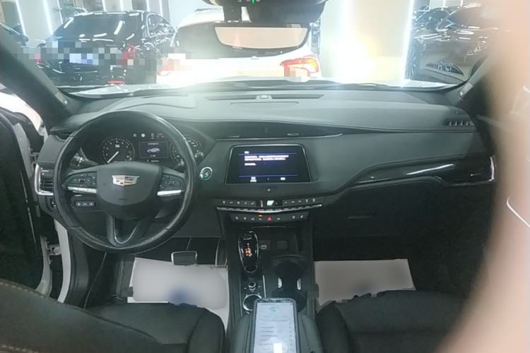 Used Cadillac XT4 2020 28T 4x4 Platinum Sport Edition Center Console