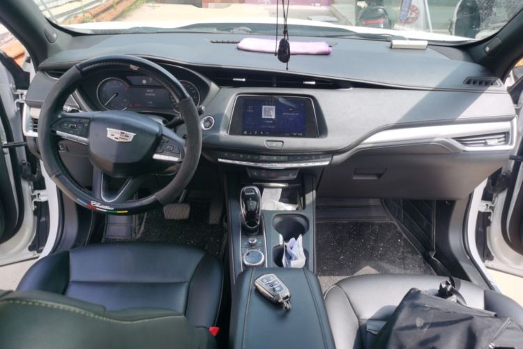 Used Cadillac XT4 2020 28T Two-Wheel-Drive Luxury Version Center Console