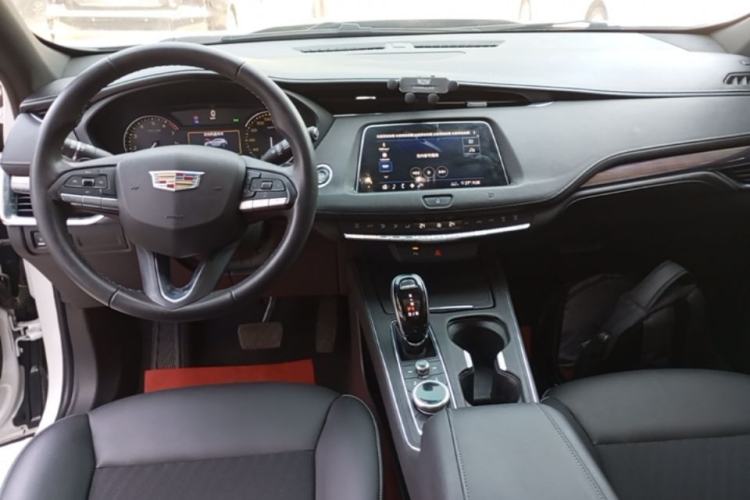 Used Cadillac XT4 2020 Revised Version 28T Two-Wheel Drive Tech Edition Center Console