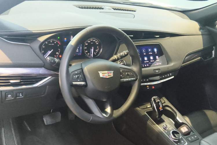 Used Cadillac XT4 2020 Revised Version 28T Two-Wheel Drive Tech Edition Center Console