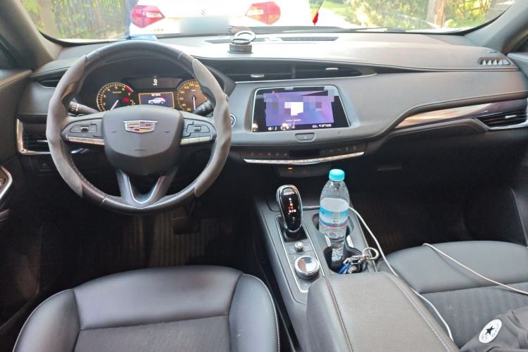 Used Cadillac XT4 2020 Revised Version 28T Two-Wheel Drive Tech Edition Center Console