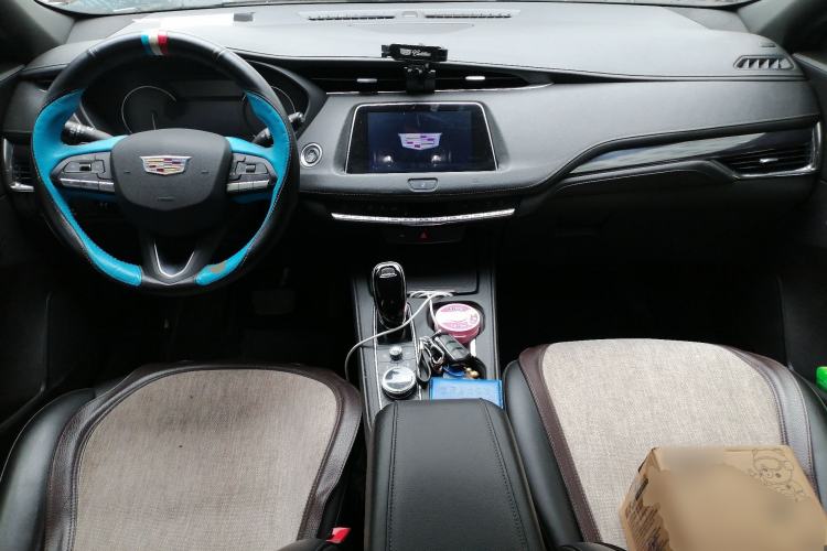 Used Cadillac XT4 2020 Revised Version 28T Two-Wheel Drive Tech Edition Center Console