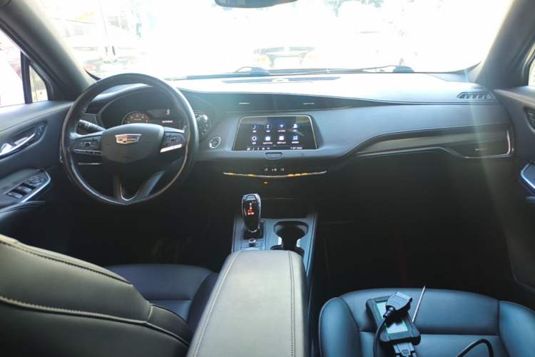 Used Cadillac XT4 2020 Revised Version 28T Two-Wheel Drive Luxury Edition Center Console