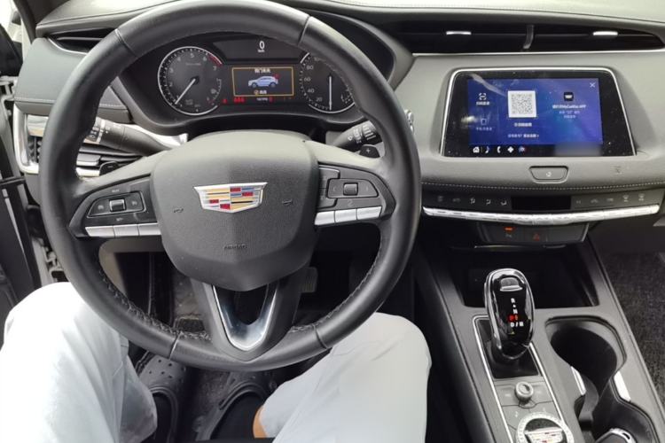 Used Cadillac XT4 2020 Revised Version 28T Two-Wheel Drive Tech Edition Center Console
