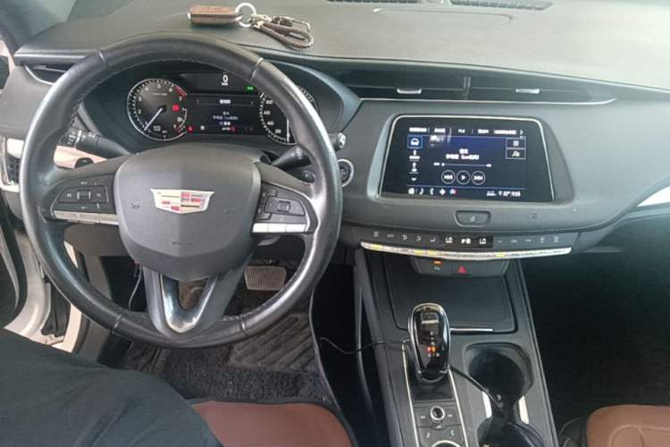 Used Cadillac XT4 2020 Revised Version 28T Two-Wheel Drive Tech Edition Center Console