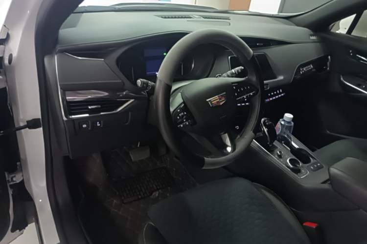 Used Cadillac XT4 2020 Revised Version 28T Two-Wheel Drive Tech Edition Center Console