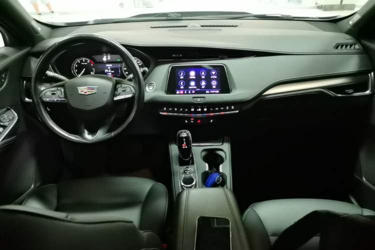 Used Cadillac XT4 2020 Revised Version 28T Two-Wheel Drive Leading Edition Center Console