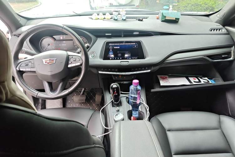 Used Cadillac XT4 2020 Revised Version 28T Two-Wheel Drive Leading Edition Center Console