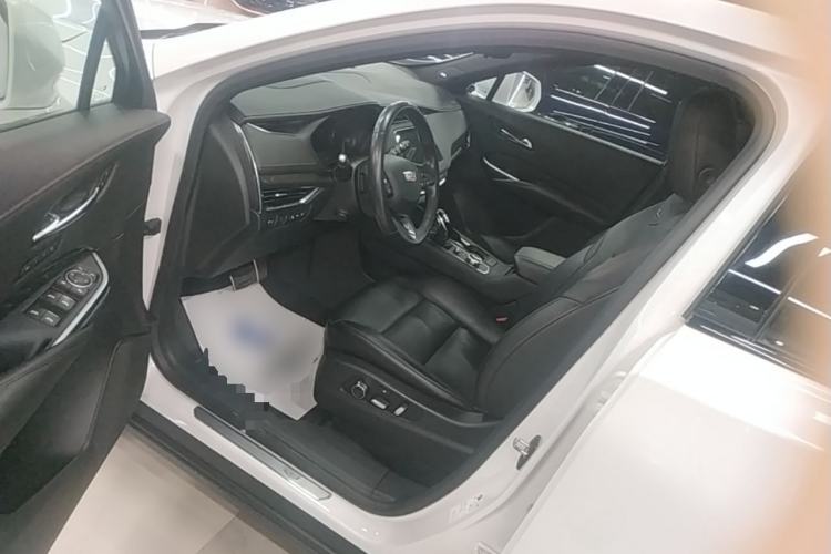 Used Cadillac XT4 2020 28T 4x4 Platinum Sport Edition Driver Seat