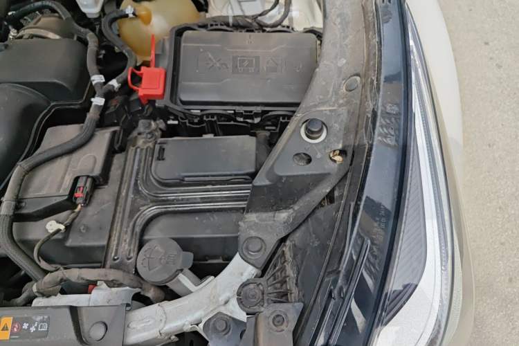 Used Cadillac XT4 2020 28T Two-Wheel-Drive Luxury Version Engine Bay Left