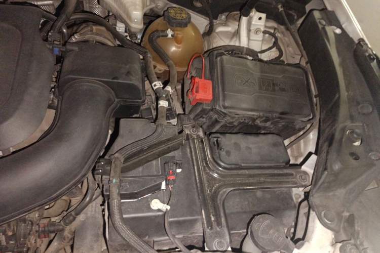 Used Cadillac XT4 2020 28T Two-Wheel-Drive Leading Version Engine Bay Left