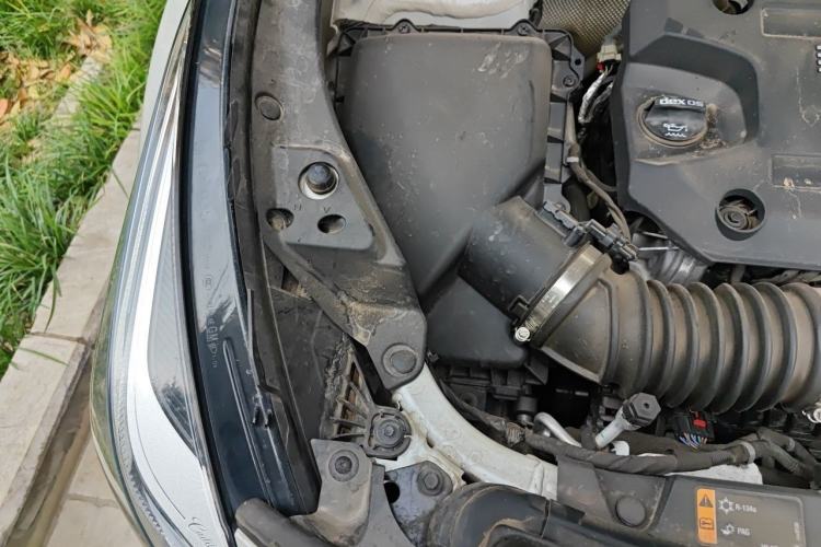 Used Cadillac XT4 2020 28T Two-Wheel-Drive Luxury Version Engine Bay Right