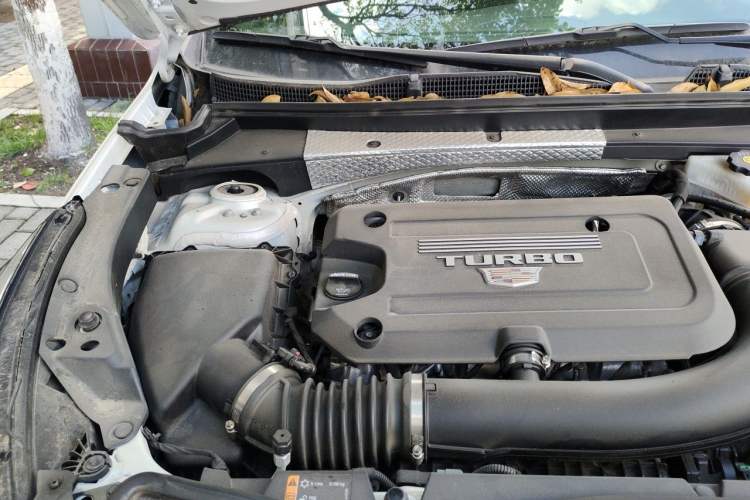 Used Cadillac XT4 2020 28T Two-Wheel-Drive Luxury Version Engine Bay Right
