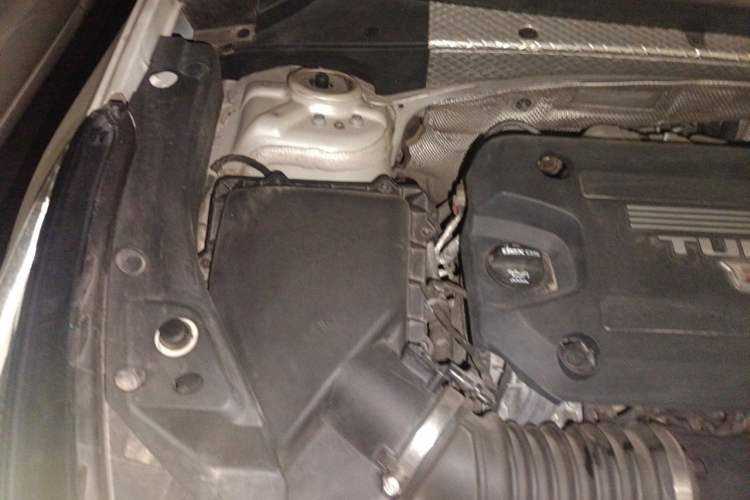 Used Cadillac XT4 2020 28T Two-Wheel-Drive Leading Version Engine Bay Right