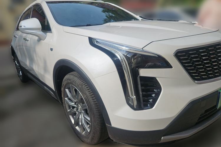 Used Cadillac XT4 2020 Revised Version 28T Two-Wheel Drive Luxury Edition Front Right 45 Deg