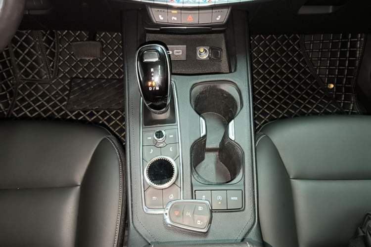 Used Cadillac XT4 2020 Revised Version 28T Two-Wheel Drive Luxury Edition Gear Lever