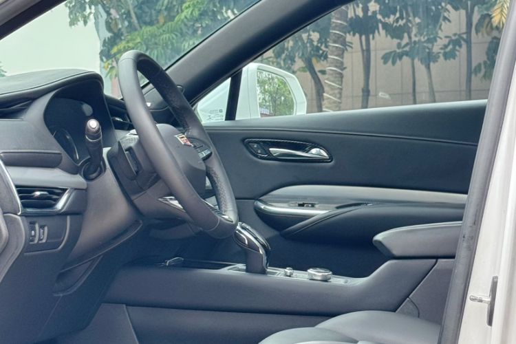 Used Cadillac XT4 2020 28T Two-Wheel-Drive Leading Version Interior 1