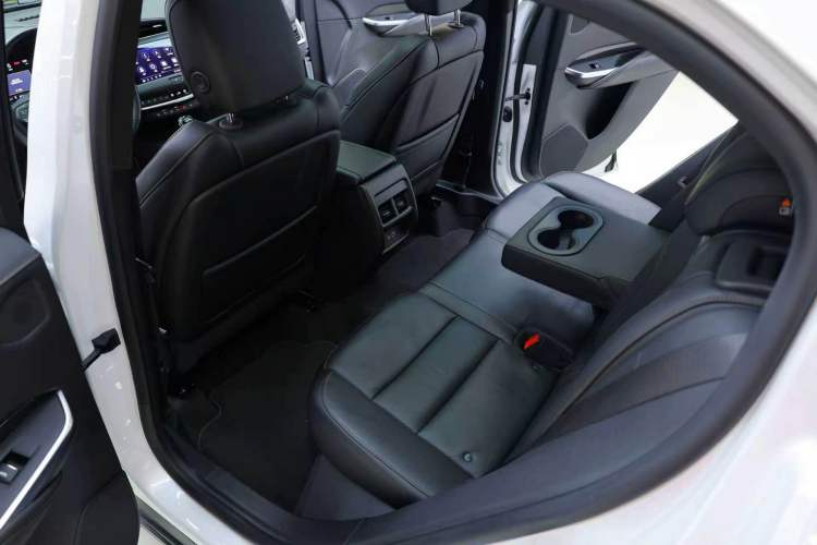Used Cadillac XT4 2020 28T 4x4 Platinum Sport Edition Interior 10