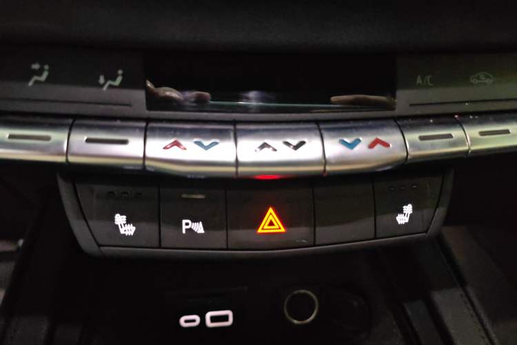 Used Cadillac XT4 2020 28T Two-Wheel-Drive Leading Version Interior 3