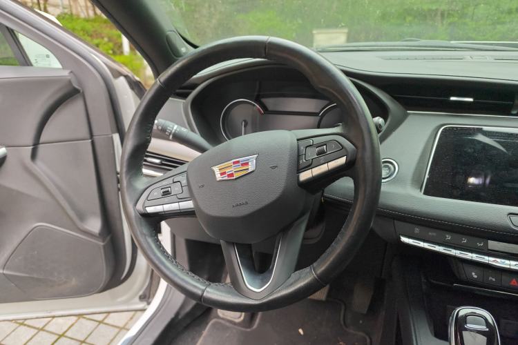 Used Cadillac XT4 2020 28T Two-Wheel-Drive Leading Version Interior 3