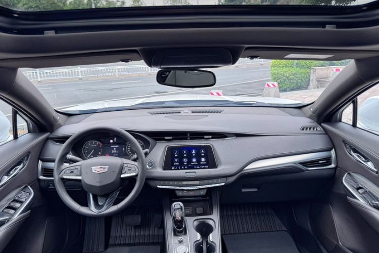 Used Cadillac XT4 2020 28T Two-Wheel-Drive Leading Version Interior 4