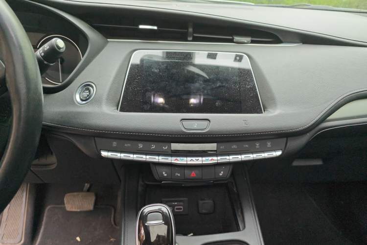 Used Cadillac XT4 2020 28T Two-Wheel-Drive Leading Version Interior 4