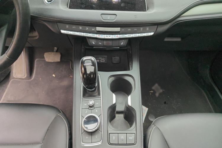 Used Cadillac XT4 2020 28T Two-Wheel-Drive Leading Version Interior 5