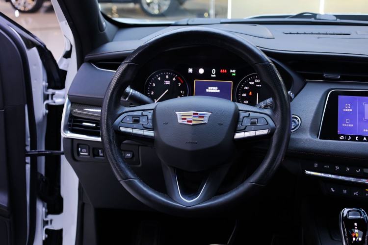 Used Cadillac XT4 2020 28T 4x4 Platinum Sport Edition Interior 9