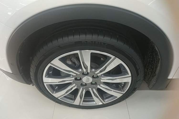 Used Cadillac XT4 2020 28T 4x4 Platinum Sport Edition Left Front Wheel Hub