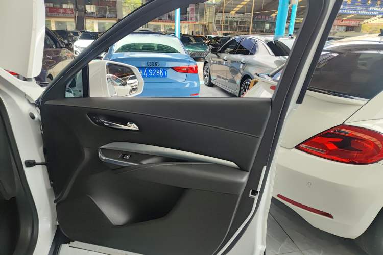 Used Cadillac XT4 2020 Revised Version 28T Two-Wheel Drive Leading Edition Right Front Door Interior