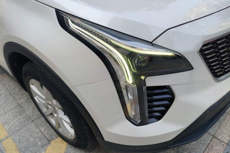 Used Cadillac XT4 2020 Revised Version 28T Two-Wheel Drive Tech Edition Right Front Headlight