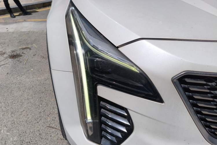 Used Cadillac XT4 2020 28T Two-Wheel-Drive Leading Version Right Front Headlight