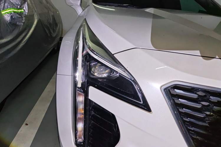 Used Cadillac XT4 2020 Revised Version 28T Two-Wheel Drive Leading Edition Right Front Headlight
