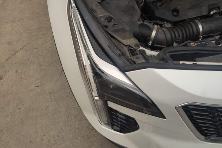 Used Cadillac XT4 2020 Revised Version 28T Two-Wheel Drive Tech Edition Right Front Headlight