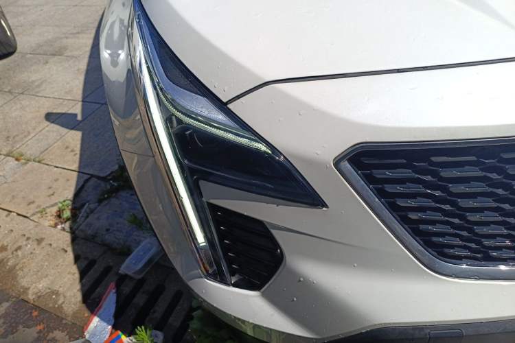 Used Cadillac XT4 2020 Revised Version 28T Two-Wheel Drive Leading Edition Right Front Headlight
