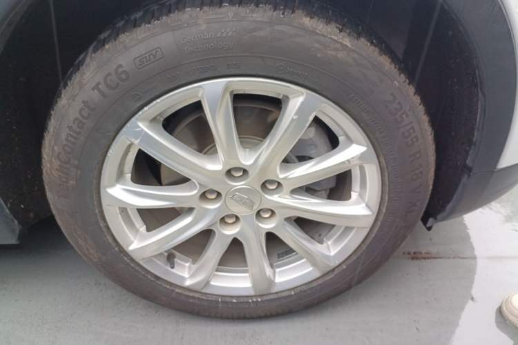 Used Cadillac XT4 2020 Revised Version 28T Two-Wheel Drive Tech Edition Right Front Wheel Hub
