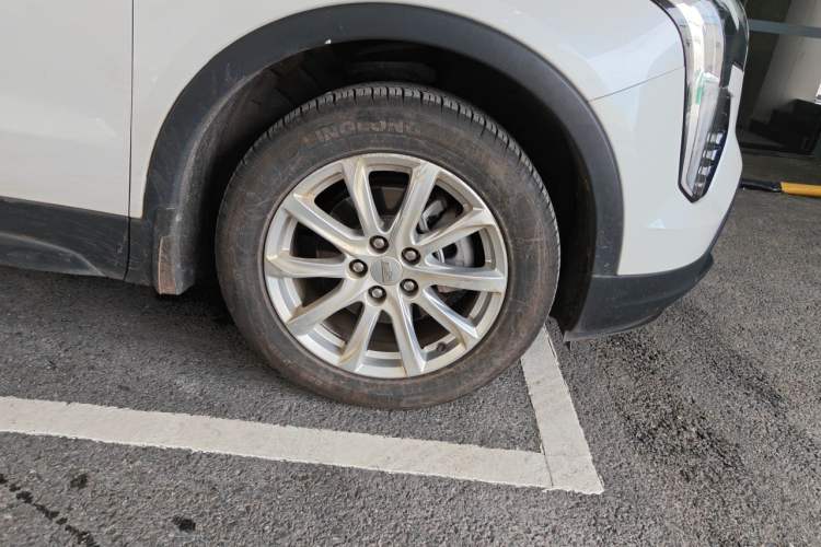 Used Cadillac XT4 2020 Revised Version 28T Two-Wheel Drive Tech Edition Right Front Wheel Hub
