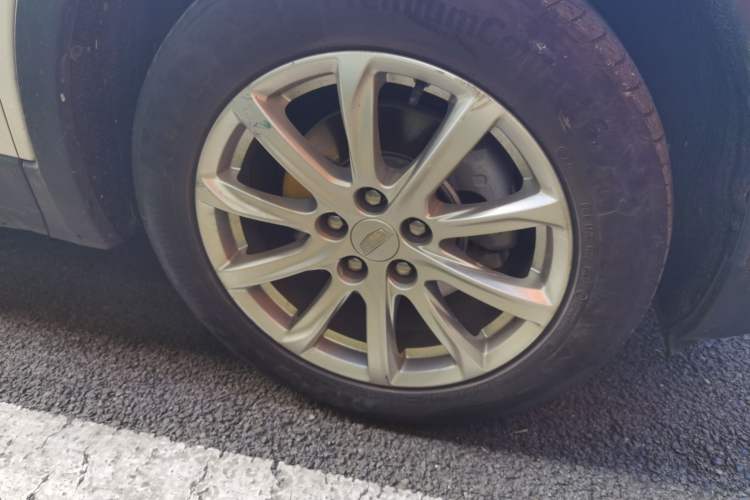Used Cadillac XT4 2020 Revised Version 28T Two-Wheel Drive Tech Edition Right Front Wheel Hub