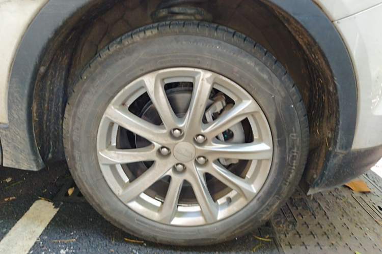 Used Cadillac XT4 2020 28T Two-Wheel Drive Tech Version Right Front Wheel Hub