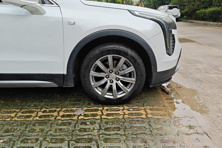 Used Cadillac XT4 2020 Revised Version 28T Two-Wheel Drive Leading Edition Right Front Wheel Hub