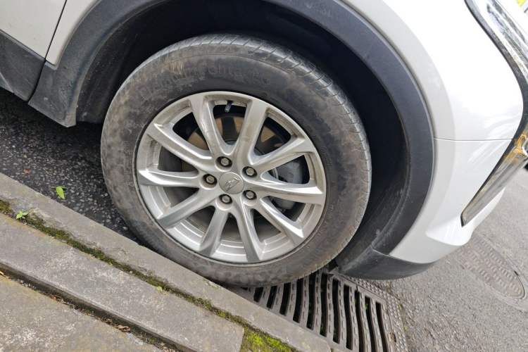 Used Cadillac XT4 2020 Revised Version 28T Two-Wheel Drive Tech Edition Right Front Wheel Hub