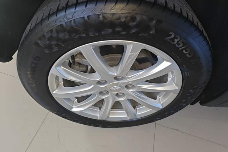 Used Cadillac XT4 2020 Revised Version 28T Two-Wheel Drive Tech Edition Right Rear Wheel Hub