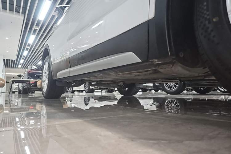 Used Cadillac XT4 2020 Revised Version 28T Two-Wheel Drive Leading Edition Right Side Sill