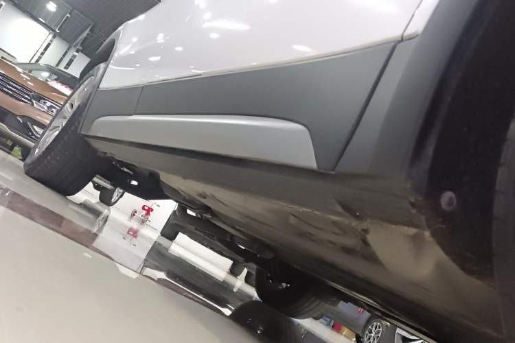 Used Cadillac XT4 2020 28T Two-Wheel-Drive Leading Version Right Side Sill
