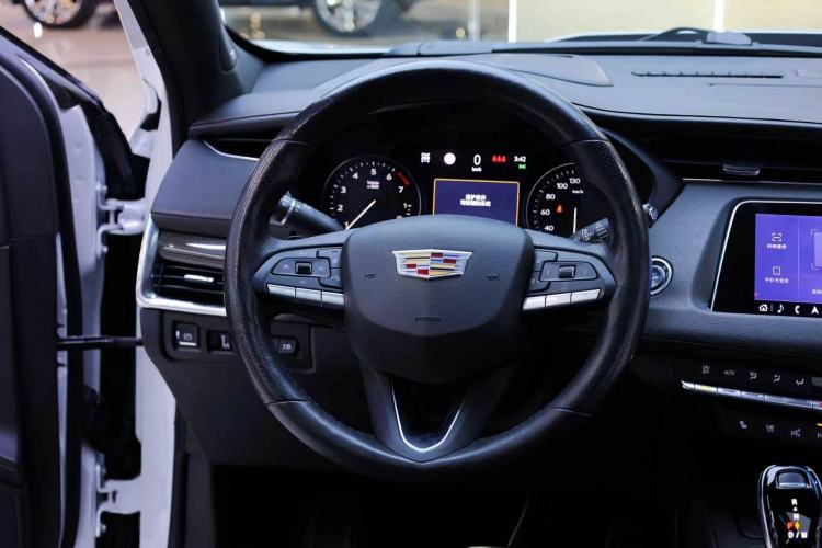 Used Cadillac XT4 2020 28T 4x4 Platinum Sport Edition Steering Wheel
