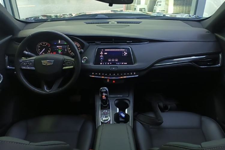 Used Cadillac XT4 2021 28T Two-Wheel Drive Tech Edition Center Console