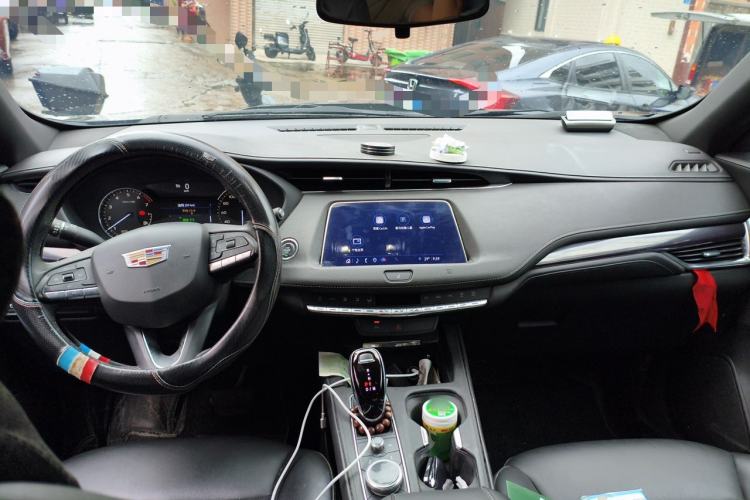Used Cadillac XT4 2021 28T Two-Wheel Drive Tech Edition Center Console