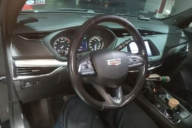 Used Cadillac XT4 2021 28T Two-Wheel Drive Leading Version Center Console